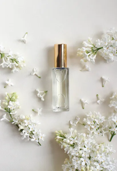 带有淡淡的背景花朵的香水瓶 化妆品 — 图库照片