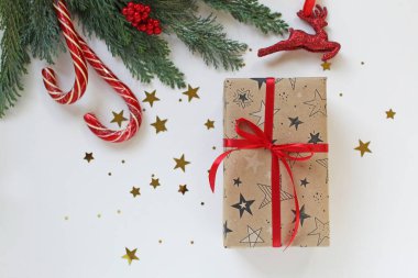 Noel arkaplanı. Model poster, hediye kutusu.