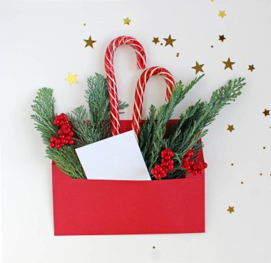 Yeni yıl ya da noel manzaralı bayram kutlamaları kırmızı zarf, uzay yeşili renkli kağıt arka plan. Şablon tebrik kartı