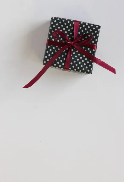 Affiche Maquillée Boîte Cadeau Avec Noeud Blanc Sur Fond — Photo