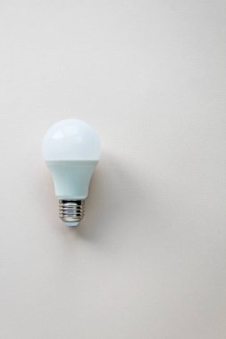 Enerji tasarrufu ve çevre dostu yaşam. LED ampullerin oluşturduğu yaratıcı üst görünüm düzlüğü minimum biçimli kopyalama alanı ile.