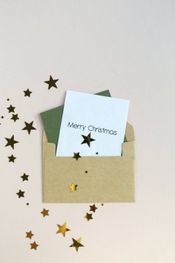 Yeni yıl ya da noel manzaralı bayram kutlaması zarfları uzay yeşili kağıt arkaplanının kopyaları. Şablon tebrik kartı