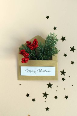 İçinde boş kağıt kart olan Noel mektubu, altın kurdeleli beyaz hediye kutusu, koyu mavi arka planda süslenmiş köknar dalları. Düz yerde, üst tarafta. Noel Baba 'ya Mektup.