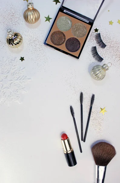 Płaska Kompozycja Świeckich Makijażu Produktów Christmas Decor Białym Tle Szablon — Zdjęcie stockowe