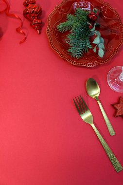 Kırmızı zemin üzerinde güzel bir Noel tablosu ve metin için boşluk