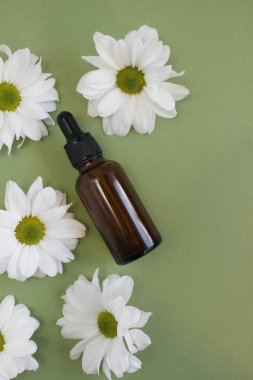 Cam kozmetik şişeleri. Marka modeli için boş etiket. Doğal güzellik ürünü konsepti.