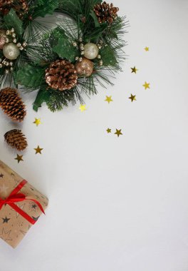 Noel ve Yeni Yıl tatili geçmişi. Beyaz arka planda Noel hediyeleri. Düz yatıyordu