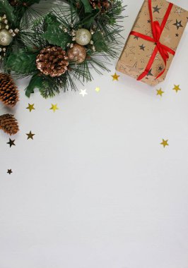 Noel ve Yeni Yıl tatili geçmişi. Beyaz arka planda Noel hediyeleri. Düz yatıyordu