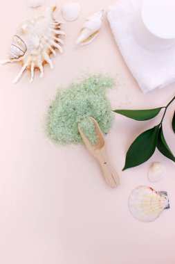 Aromatik doğal mineral tuzu. Cilt Önlüğü ve Maskeler. Sağlıklı spa için deniz banyosu tuzu..