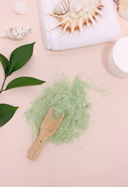 Aromatik doğal mineral tuzu. Cilt Önlüğü ve Maskeler. Sağlıklı spa için deniz banyosu tuzu..