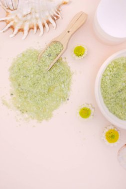 Aromatik doğal mineral tuzu. Cilt Önlüğü ve Maskeler. Sağlıklı spa için deniz banyosu tuzu..