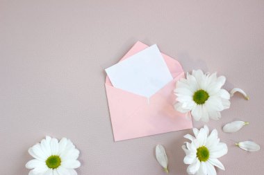 beyaz kağıt boş ve güzel çiçek. Düğün modeli ya da Anneler Günü 'nde düzmece tebrik kartı için üstten görünüm.