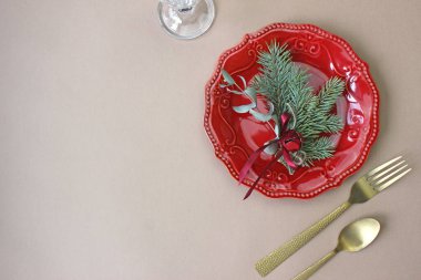 Noel masa dekorasyon. Noel yemek tabağı, çatal bıçak takımı şenlikli dekorasyon dekore edilmiştir. Kış tatili. Noel kartı. Metniniz için boş alan. Mutlu Noeller, mutlu yeni yıl.