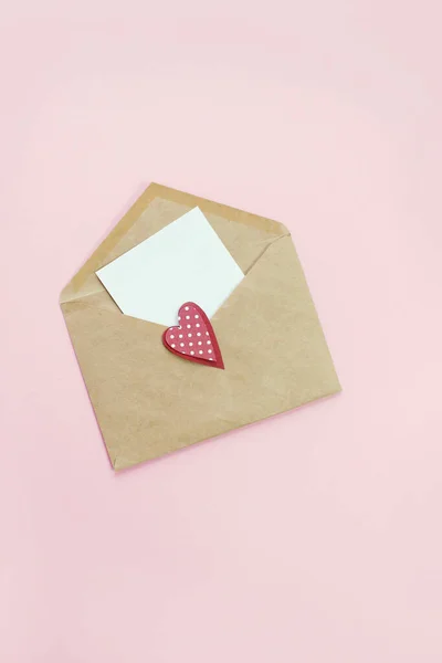 Valentýna Otevřete Obálku Prázdnou Poznámkou Vzmuž Plocha — Stock fotografie