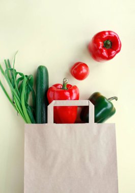 Sağlıklı yemek geçmişi. Kağıt torbada sağlıklı yiyecekler, sebzeler, meyveler ve şarap beyaz arka planda. Süpermarket alışverişi konsepti. Sağlıklı beslenme, yemek pişirme.