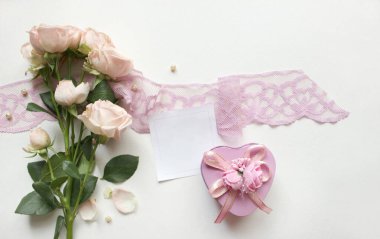 Sevgililer Günü. hediyeler, kalp keçesi ve dekor. Üst Manzara. düz kompozisyon. Anneler Günü arkaplanı