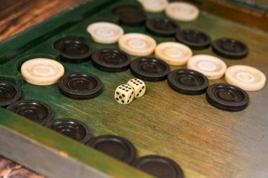 Tavla tahtasında zarlar var..