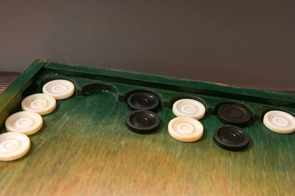 Chip Hitam Dan Putih Ada Papan Backgammon — Stok Foto