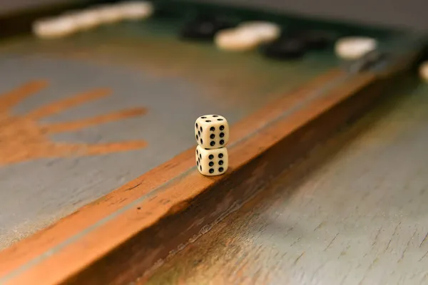 Dua Kubus Ditumpuk Identik Tengah Papan Backgammon — Stok Foto