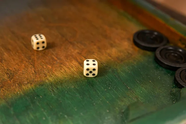 Zwei Würfel Auf Einem Brett Mit Chips Zum Spielen Von — Stockfoto