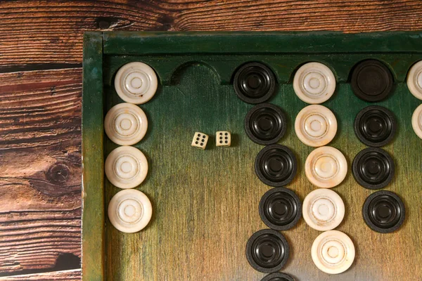 Sebuah Dadu Papan Backgammon Dengan Chip Hitam Dan Putih — Stok Foto
