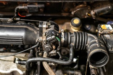 Kablo takımı aracın kaputunun altındaki motorun yanında..