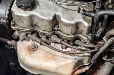 Motordaki bujilere yerleştirilmiş zırhlı kablolar.