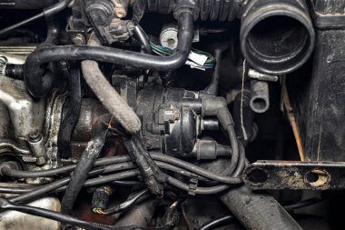 Çalışan kontak bobini arabanın motorunun yanında..