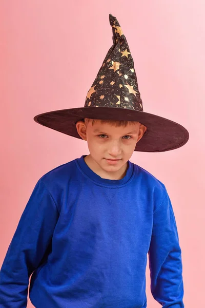 Ребенок Зловещей Улыбкой Колпаке Ведьмы Голове — стоковое фото