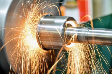 Aşındırıcı tekerlek fazla metal tabakayı kaldırır, kıvılcımlar yanlara doğru uçar..