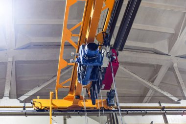 Metal atölyesindeki bir vincin elektrik sürücüsünde çalışıyor..