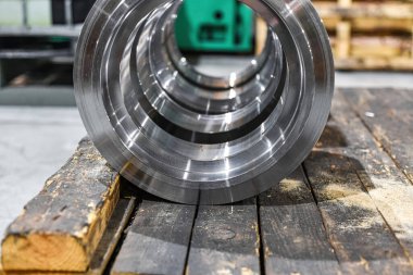 Ancak CNC makinesindeki işlemlerden sonra atölyedeki yeni silindirik parçalar.