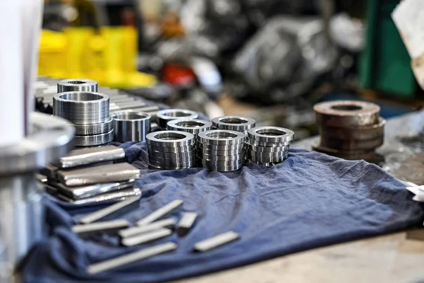 Atölyedeki depoda makineyi çalıştırdıktan sonra metal nesneler var..