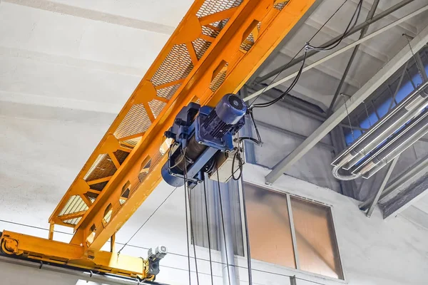 Metal atölyesinde çalışan bir vinç var..