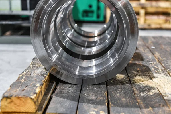 Ancak CNC makinesindeki işlemlerden sonra atölyedeki yeni silindirik parçalar.