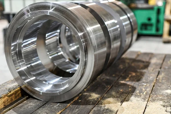 Ancak CNC makinesindeki işlemlerden sonra atölyedeki yeni silindirik parçalar.