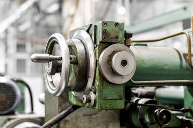 Atölyede makinede bir besleme kontrol mekanizması var..