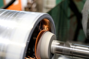 Makinedeki bir dairenin iç silindirik kısmını öğütürken kıvılcımlar yayılır.