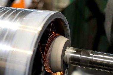 CNC makinesinde bir çemberin içinde dahili silindirik bir parça öğütülüyor.