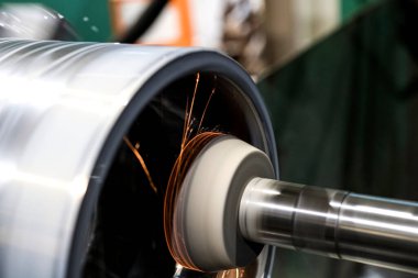 CNC makinesinde, iç silindirik kısım öğütülmüş, kıvılcımlar dökülüyor..