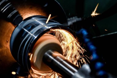 Küçük kıvılcımlar silindirik bir parçanın iç gıcırtısı sırasında yayılır.