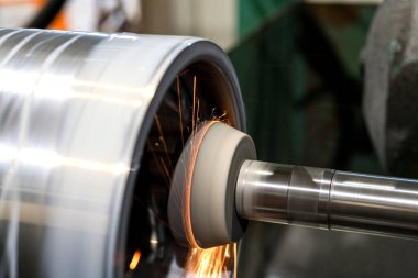 CNC makinesinde bir çemberin içinde dahili silindirik bir parça öğütülüyor.