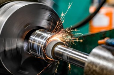 Kıvılcımları olan bir makinede iç parçaların bir daire içinde öğütülmesi.