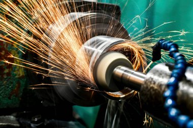 İçindeki kıvılcımların uçup gittiği silindirik bir parça işleniyor.