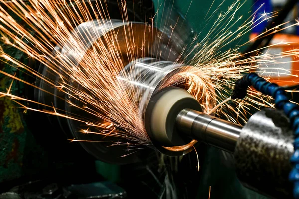 İçindeki kıvılcımların uçup gittiği silindirik bir parça işleniyor.