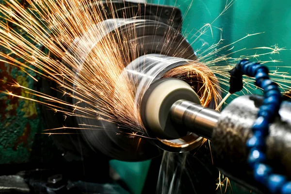 İçindeki kıvılcımların uçup gittiği silindirik bir parça işleniyor.