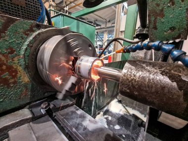 Fabrikada, CNC makinesinde iç öğütme, küçük kıvılcımlar ve soğutucu serpintisi..