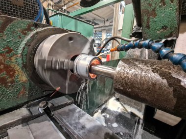 CNC makinesinde iç öğütme, biraz kıvılcım ve soğutucu..