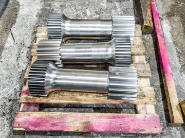 Makineye takıldıktan sonra uzun çift taraflı dişliler atölyedeki depoda..