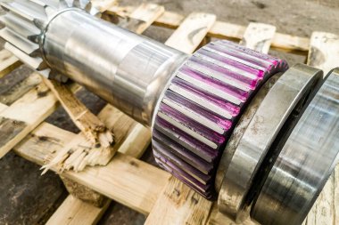 Makineye takıldıktan sonra uzun çift taraflı dişliler atölyedeki depoda..